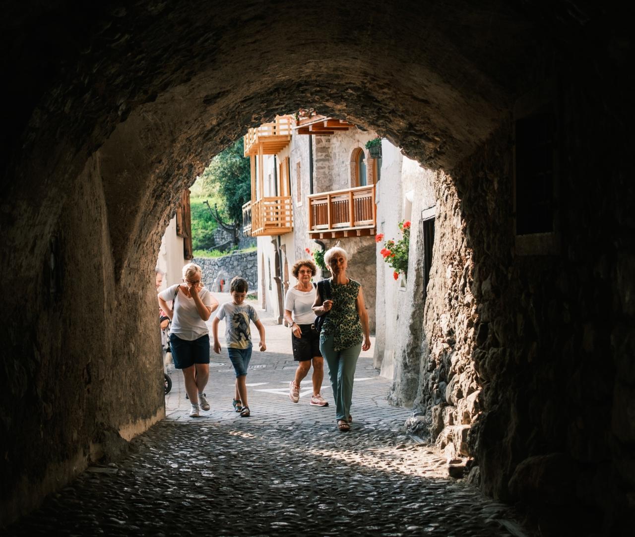 Greeters del borgo Passeggiate gratuite con la gente di San Lorenzo Dorsino