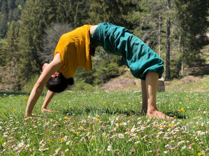 Alissa che fa yoga nella natura