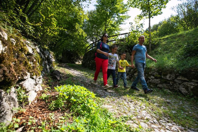 Passeggiata lungo i sentieri per piccoli camminatori