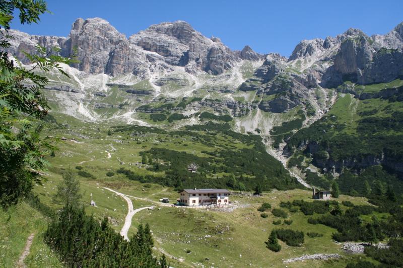 Rifugio Cacciatore ai piedi delle Dolomiti di Brenta